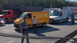 Houve o registro de congestionamento em ambos os sentidos da via. 
