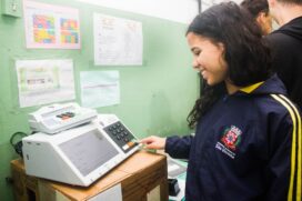 Ao final, todos tiveram a oportunidade de conhecer uma urna eletrônica de perto