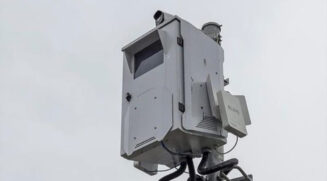 Chamada de Efeito Doppler, a tecnologia permite detectar a velocidade do automóvel até 50 metros depois da passagem pelo aparelho.