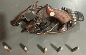 Durante a abordagem, foi encontrado um revólver TAURUS, calibre 32,5 munições intactas e com mais 8 munições no coldre.