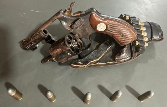 Durante a abordagem, foi encontrado um revólver TAURUS, calibre 32,5 munições intactas e com mais 8 munições no coldre.