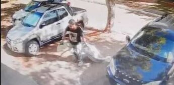 Com a vítima supostamente na mala, o homem subiu dois andares de escada. No último lance, ele aparece enquanto arrasta a mala com as duas mãos, antes de abrir a porta do apartamento.