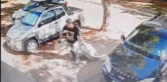 Com a vítima supostamente na mala, o homem subiu dois andares de escada. No último lance, ele aparece enquanto arrasta a mala com as duas mãos, antes de abrir a porta do apartamento.