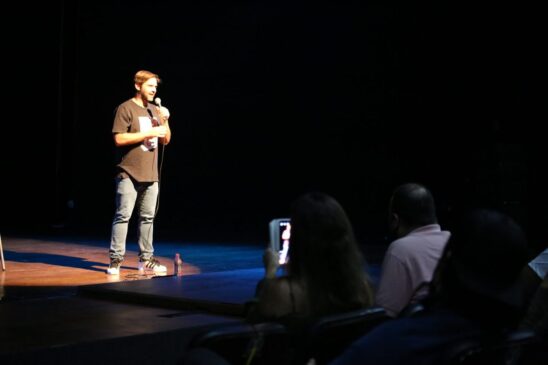 O stand-up comedy "Muita Treta", do premiado humorista Fábio Rabin, acontece no domingo (11), às 19 horas
