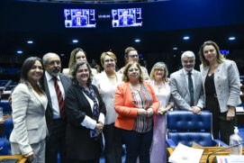 Ministra Cida Gonçalves comemora com as senadoras a aprovação do projeto em plenário