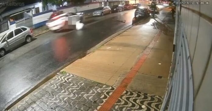 O infrator bateu o veículo na rua Aureliano Coutinho, no bairro do Embaré