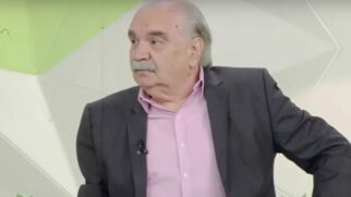 Ele começou a carreira em 1972, quando fez análise de partidas de futebol em Santos, litoral de São Paulo.