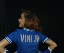 Anitta antes da apresentação na final da Champions