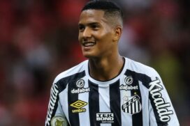 O Chelsea oferece 15 milhões de euros (R$ 80 mi) ao Santos. A reportagem apurou que a proposta está na mesa do Santos e deve ser aceita. 