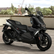 A nova scooter tem 206 quilos e 77,5 centímetros de altura do banco em relação ao solo