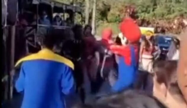 A troca de socos se iniciou com o homem vestido de Homem-Aranha e o Pantera Negra.