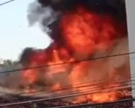 Nas imagens, é possível observar as chamas e uma grande nuvem de fumaça visível a longa distância.