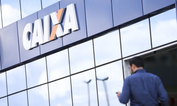 A Caixa anunciou nesta terça-feira (20) que suspendeu a cobrança do Pix para pessoa jurídica