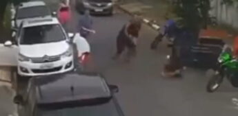 Outros moradores do local chegam para ajudar.