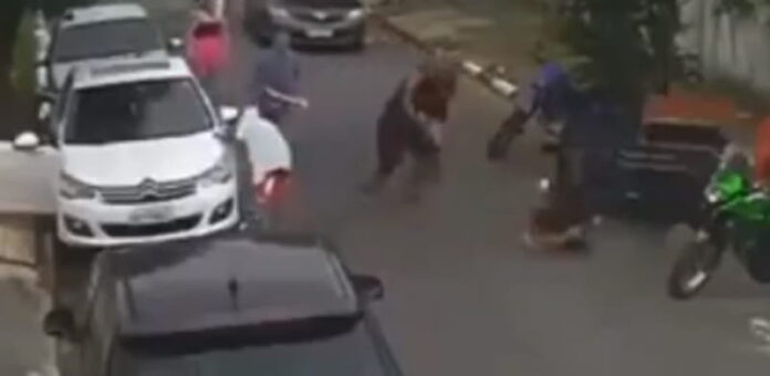Outros moradores do local chegam para ajudar.