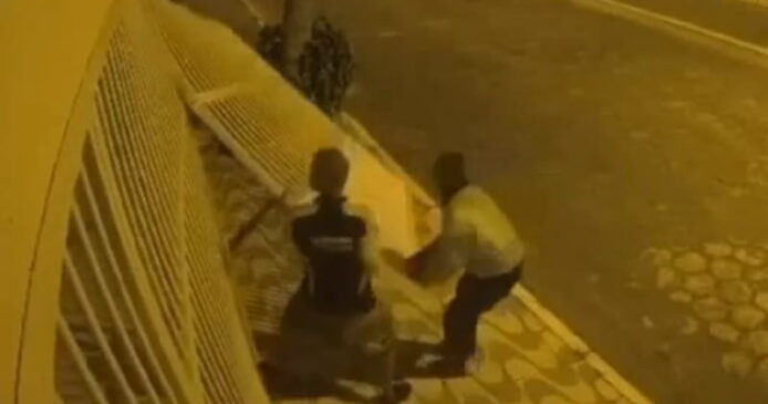 Nas imagens, é possível ver os bandidos depredando o portão e fugindo sem concluir o furto.