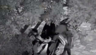 Nas imagens, é possível observar um homem de bicicleta passando.