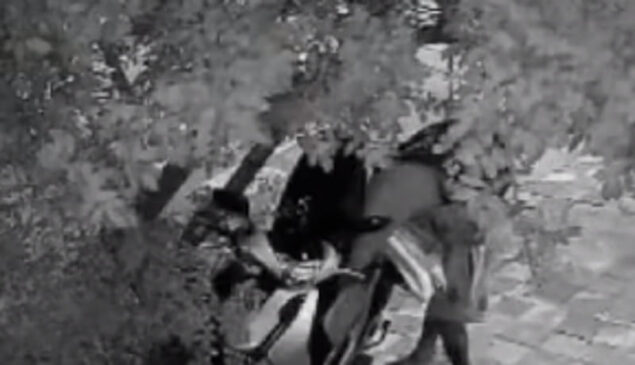 Nas imagens, é possível observar um homem de bicicleta passando.