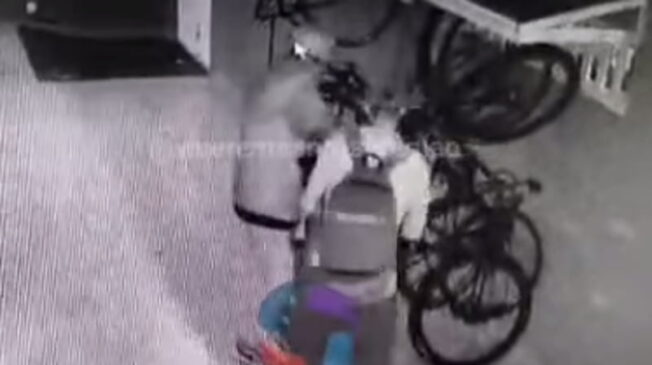 Nas imagens obtidas por uma câmera de segurança, é possível ver os dois criminosos entrando no prédio e pegando as bicicletas