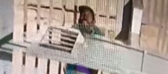 Nas imagens, é possível ver o indivíduo usando o acesso do prédio ao lado da loja para fugir.