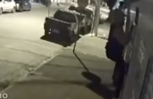 Nas imagens postadas pelo Viver em Santos, é possível notar que o ladrão não conseguiu entrar na residência por causa da sacada, que é protegida com vidros