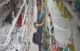Em um vídeo registrado por câmeras de seguranças e postado na pagina Viver em Santos, é possível observar o homem andando pela loja, olhando ao redor e colocando os objetos na bolsa que carrega. 