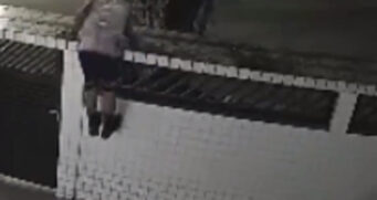 No vídeo divulgado pelo Viver em Santos, é possível ver um dos indivíduos pulando o muro, o outro ficando na calçada, esperando até a porta ser destrancada.