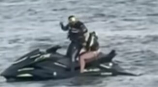 Na gravação, é possível ver a dupla se estapeando. Em um momento, o homem acelera e quase derruba a companheira. Em seguida, ela bate nele e os dois acabam caindo na água. 