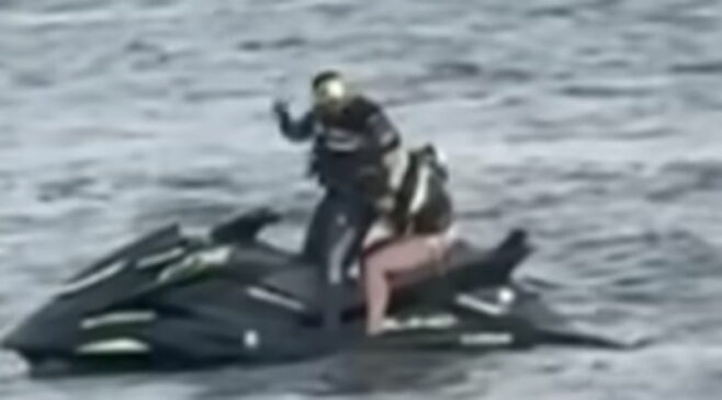 Na gravação, é possível ver a dupla se estapeando. Em um momento, o homem acelera e quase derruba a companheira. Em seguida, ela bate nele e os dois acabam caindo na água. 