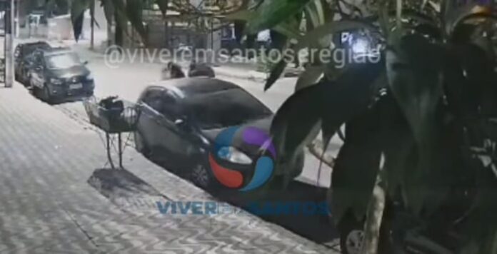 Nas imagens, é possível ver a moto aparecendo na rua.