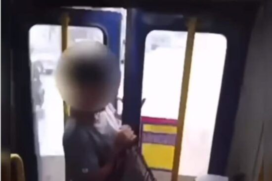 No mesmo instante, a mulher gritou e começou a dar golpes com um guarda-chuva no suspeito, que se levantou e foi em direção a uma das portas do coletivo forçando-a e pulando do veículo em movimento. 