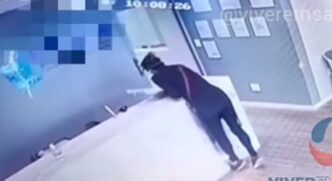 Uma mulher foi flagrada por uma câmera de segurança furtando uma clínica no bairro do Gonzaga, em Santos.
