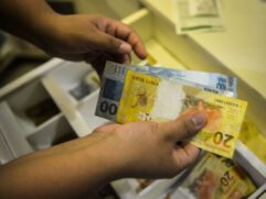 Uma mulher de 65 anos foi vítima do golpe do bilhete premiado e fingiu um sequestro por ter vergonha de contar sobre o estelionato aos parentes em Mato Grosso do Sul.