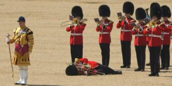 Guarda desmaia em Londres