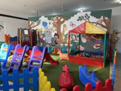 Instalada na Avenida Osvaldo Aranha, 800, no Jardim Maravilha, em Vicente de Carvalho, o Neic Tigrinhos agora conta com cinco salas de aula, três banheiros, refeitório, cantinho da leitura, hortinha, chuveirão e dois playgrounds