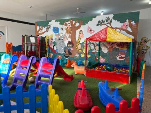 Instalada na Avenida Osvaldo Aranha, 800, no Jardim Maravilha, em Vicente de Carvalho, o Neic Tigrinhos agora conta com cinco salas de aula, três banheiros, refeitório, cantinho da leitura, hortinha, chuveirão e dois playgrounds