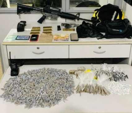 Armas e drogas apreendidas em abordagem policias