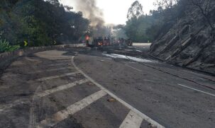 De acordo com a Polícia Rodoviária Federal (PRF), o motorista do caminhão morreu no local