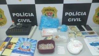 Também foi apreendida uma arma de fogo, calibre 357