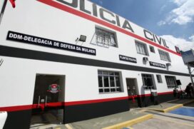 O homem foi conduzido para a Delegacia de Defesa da Mulher do município, onde o caso foi registrado por meio de um termo circunstanciado de ato obsceno. 