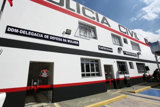 O homem foi conduzido para a Delegacia de Defesa da Mulher do município, onde o caso foi registrado por meio de um termo circunstanciado de ato obsceno. 