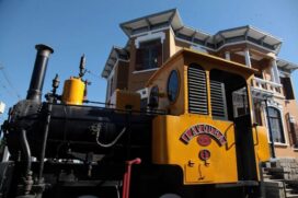 Locomotiva 'Lavoura' fica na entrada do equipamento, que funciona de segunda a sábado, das 9h às 17h