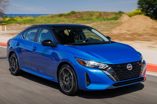 O Sentra 2024 ganha mudanças estéticas, nova geração do câmbio tipo CVT e tecnologias de economia de combustível