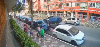 Nas imagens, é possível ver o momento em que o veículo fecha a motocicleta em outro automóvel que estava estacionado.