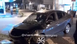 Ambos os carros tiveram as frentes destruídas.