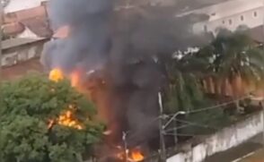 No vídeo, é possível observar a residência em chamas. A fumaça podia ser vista à distância.