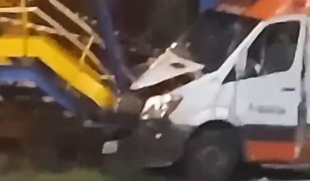 O bandido perdeu o controle do veículo e bateu em uma passarela de pedestres de um terminal de contêineres na margem esquerda do Porto de Santos, localizado na Avenida Santos Dumont.