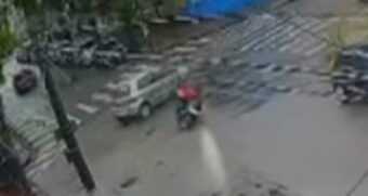 Nas imagens divulgadas pelo Viver em Santos e Região, é possível ver que um automóvel do modelo Fox bate em uma moto.