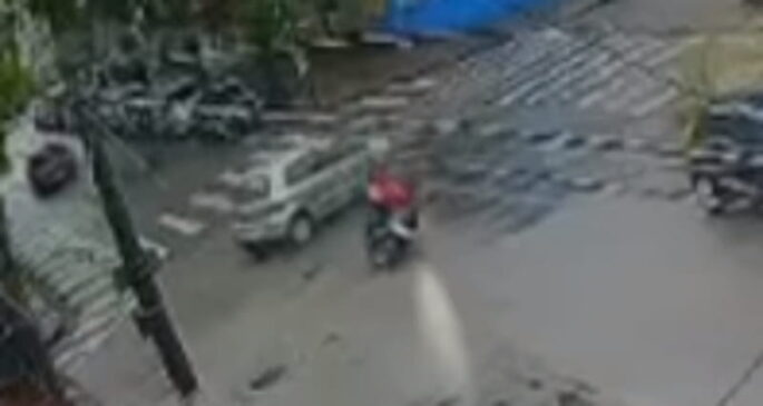 Nas imagens divulgadas pelo Viver em Santos e Região, é possível ver que um automóvel do modelo Fox bate em uma moto.