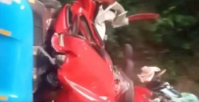 No vídeo, é possível ver um carro vermelho destruído entre dois caminhões de carga.